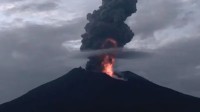 日本櫻島火山噴發(fā)煙柱高達(dá)3000米 大量巨石飛出