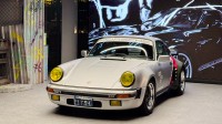 華沙保時(shí)捷經(jīng)銷商展出911Turbo：強(qiáng)尼銀手同款